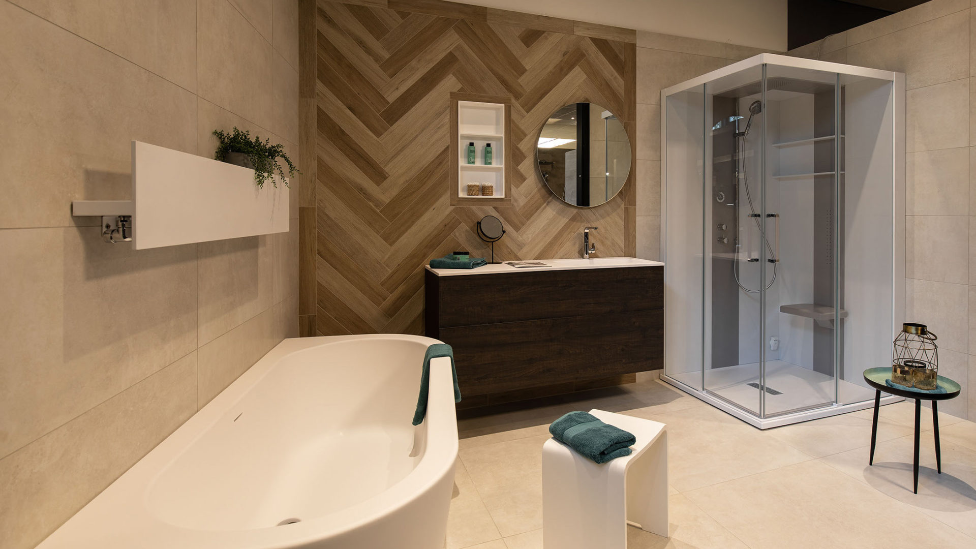 badkamer met bad en hout