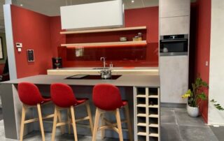Keller keuken met rode elementen